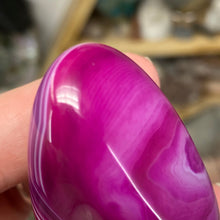 将图像加载到图库查看器中,Pink Banded Agate Palm Stone #04