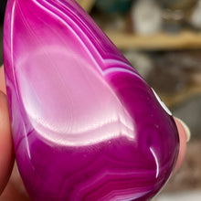 将图像加载到图库查看器中,Pink Banded Agate Palm Stone #04