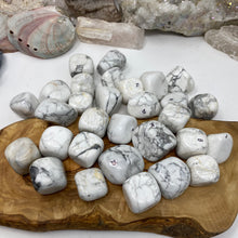 Bild in Galerie-Viewer laden, Howlite 20-25mm Tumbles (Medium to Large Size)
