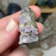 Chargez l'image dans la visionneuse de la galerie, Amethyst Crystals on Sparkling Quartz Chalcedony - India Specimen #06