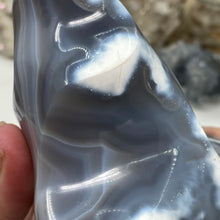Bild in Galerie-Viewer laden, Orca Agate Stone Flame ~ 5.77" x 4.40" x 3.55"