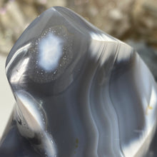 Bild in Galerie-Viewer laden, Orca Agate Stone Flame ~ 5.77" x 4.40" x 3.55"