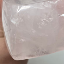 将图像加载到图库查看器中,Rose Quartz Heart Bowl #03