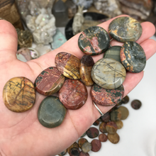 Bild in Galerie-Viewer laden, Cherry Creek Jasper 1" Coin Size Pocket Stone