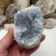Video im Galerie-Viewer laden und abspielen, Celestite Rough Cluster #62