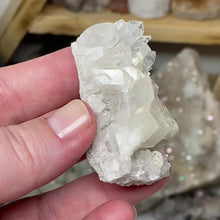 在图库查看器中加载和播放视频,Arkansas Quartz Small Cluster #24