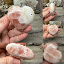 将图像加载到图库查看器中，Strawberry Calcite Hearts
