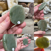 Carica l&#39;immagine nel visualizzatore di Gallery, Green Aventurine Smooth Palm Stones
