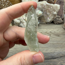 Bild in Galerie-Viewer laden, Prasiolite - Green Amethyst Rough #03
