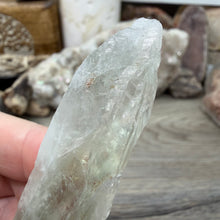 Bild in Galerie-Viewer laden, Prasiolite - Green Amethyst Rough #05
