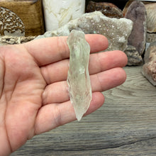 Bild in Galerie-Viewer laden, Prasiolite - Green Amethyst Rough #05
