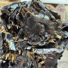Bild in Galerie-Viewer laden, Hematite with Exposed Golden Rutile #05
