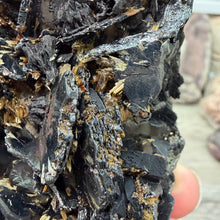 Bild in Galerie-Viewer laden, Hematite with Exposed Golden Rutile #05
