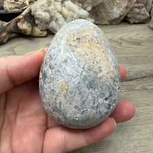 Carica l'immagine nel visualizzatore di Gallery, Celestite Semi-Polished Egg #07
