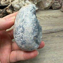 Carica l'immagine nel visualizzatore di Gallery, Celestite Semi-Polished Egg #07
