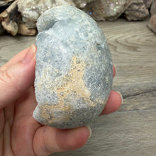 Carica l'immagine nel visualizzatore di Gallery, Celestite Semi-Polished Egg #06
