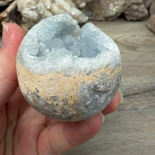 Carica l'immagine nel visualizzatore di Gallery, Celestite Semi-Polished Egg #06
