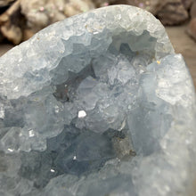 Carica l'immagine nel visualizzatore di Gallery, Celestite Semi-Polished Egg #06
