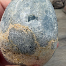 Carica l'immagine nel visualizzatore di Gallery, Celestite Semi-Polished Egg #06
