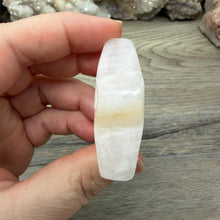 Bild in Galerie-Viewer laden, Pink Calcite / Mangano Calcite 2" Star #01
