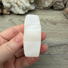 Bild in Galerie-Viewer laden, Pink Calcite / Mangano Calcite 2" Star #02
