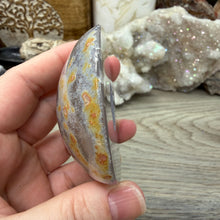 Carica l'immagine nel visualizzatore di Gallery, Agate Polished Geode #01
