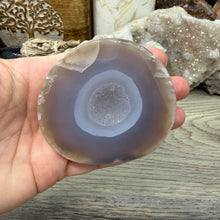 Carica l'immagine nel visualizzatore di Gallery, Agate Polished Geode #01
