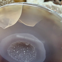 Carica l'immagine nel visualizzatore di Gallery, Agate Polished Geode #01
