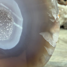 Carica l'immagine nel visualizzatore di Gallery, Agate Polished Geode #01
