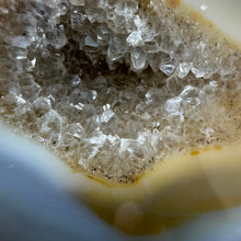 Bild in Galerie-Viewer laden, Agate Polished Geode #06
