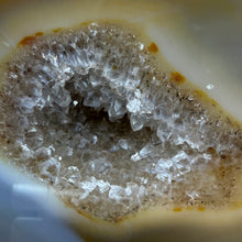 Bild in Galerie-Viewer laden, Agate Polished Geode #06
