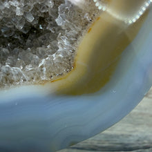 Bild in Galerie-Viewer laden, Agate Polished Geode #06
