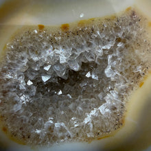 Bild in Galerie-Viewer laden, Agate Polished Geode #06
