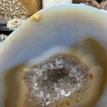 Bild in Galerie-Viewer laden, Agate Polished Geode #06
