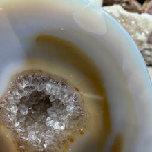 Bild in Galerie-Viewer laden, Agate Polished Geode #06
