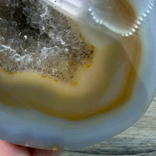 Bild in Galerie-Viewer laden, Agate Polished Geode #06
