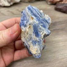 Bild in Galerie-Viewer laden, Blue Kyanite Cluster Parcel
