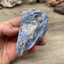 Bild in Galerie-Viewer laden, Blue Kyanite Cluster Parcel
