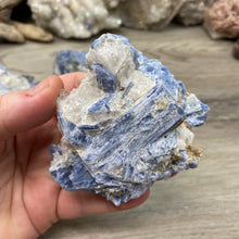 Bild in Galerie-Viewer laden, Blue Kyanite Cluster Parcel
