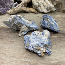 Bild in Galerie-Viewer laden, Blue Kyanite Cluster Parcel
