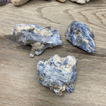 Bild in Galerie-Viewer laden, Blue Kyanite Cluster Parcel
