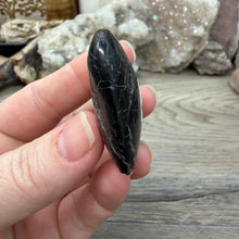 Bild in Galerie-Viewer laden, Black Tourmaline with Hematite Heart #01
