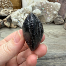 Bild in Galerie-Viewer laden, Black Tourmaline with Hematite Heart #02
