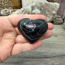Bild in Galerie-Viewer laden, Black Tourmaline with Hematite Heart #02
