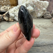 Bild in Galerie-Viewer laden, Black Tourmaline with Hematite Heart #04
