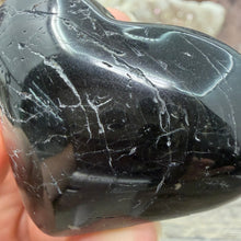 Bild in Galerie-Viewer laden, Black Tourmaline with Hematite Heart #04
