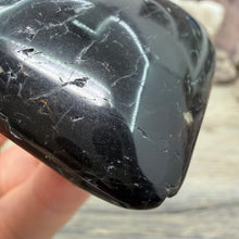 Bild in Galerie-Viewer laden, Black Tourmaline with Hematite Heart #04
