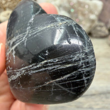 Bild in Galerie-Viewer laden, Black Tourmaline with Hematite Heart #05
