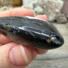 Bild in Galerie-Viewer laden, Black Tourmaline with Hematite Heart #05
