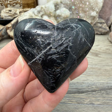 Bild in Galerie-Viewer laden, Black Tourmaline with Hematite Heart #06
